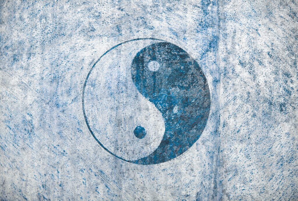 Símbolo yin yang que representa la complementariedad entre perspectivas distintas en la toma de decisiones