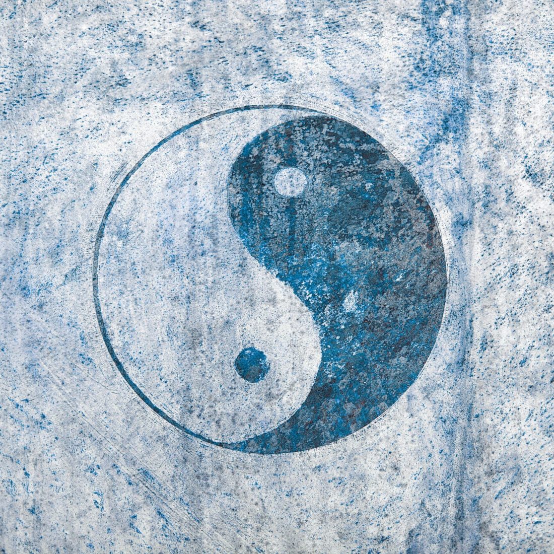 Símbolo yin yang que representa la complementariedad entre perspectivas distintas en la toma de decisiones